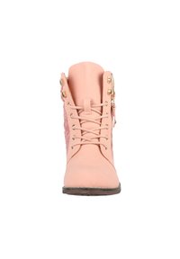 Botas de tobillo rosas con parte superior de cuero suave, cierre de cordones en el frente, acentos de hardware en dorado y paneles laterales texturizados. Presenta una cremallera en el costado.