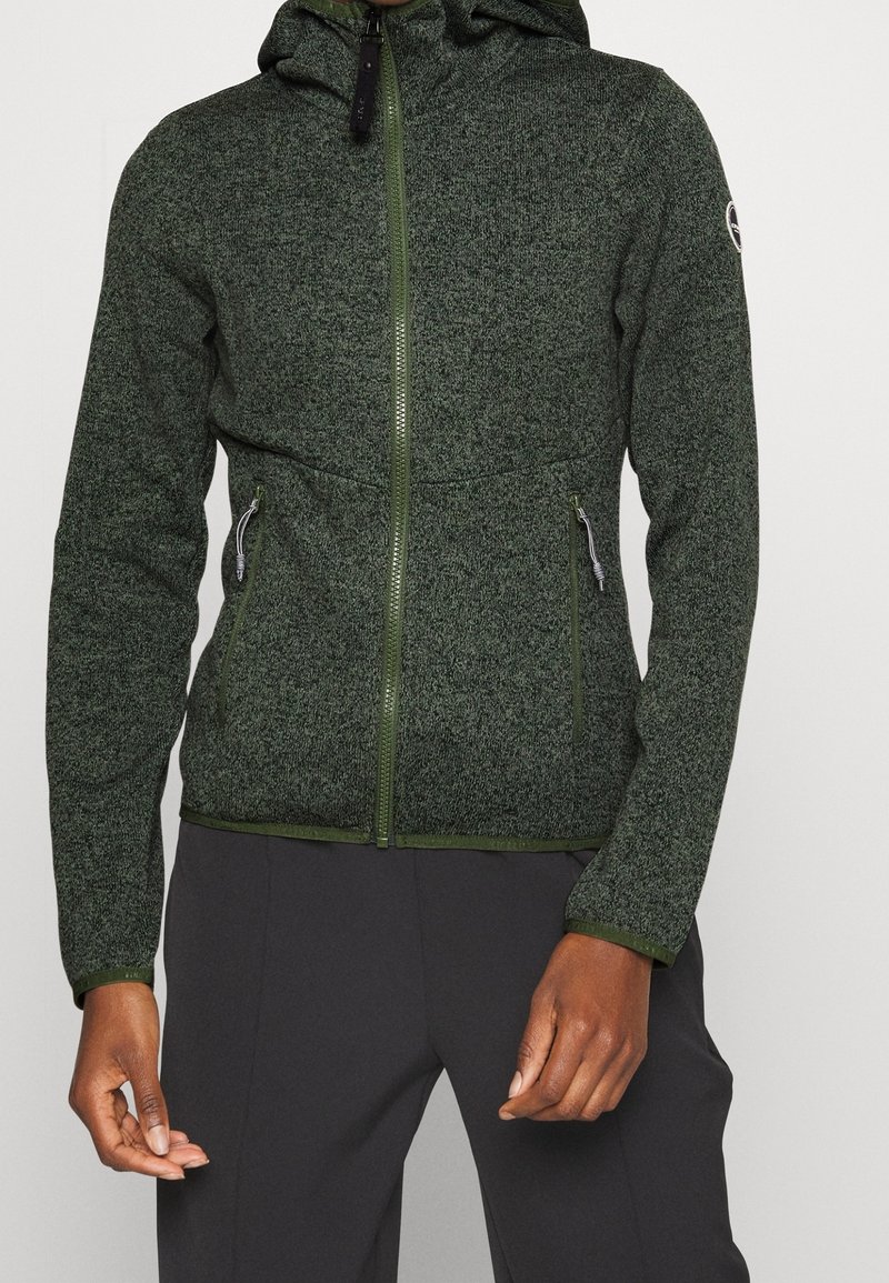 Grüne Fleecejacke mit strukturierter Oberfläche, Frontreißverschluss, zwei Seitentaschen und Kapuze. Mit elastischen Bündchen und Saum.