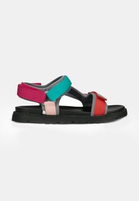Sandali colorati con cinturini regolabili in teal, rosa, rosso e grigio. Presentano una suola nera testurizzata e un design aperto per la traspirabilità.