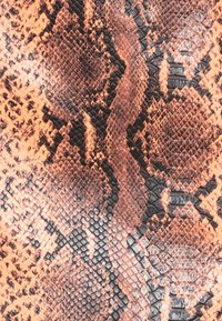 Tissu effet peau de serpent texturé aux nuances d'orange et de noir, présentant un motif écailleux distinctif et une finition brillante.