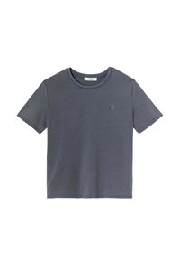 T-shirt en coton gris avec un col rond, des manches courtes et un petit emblème en forme de cœur sur la poitrine. Texture lisse, coupe décontractée.