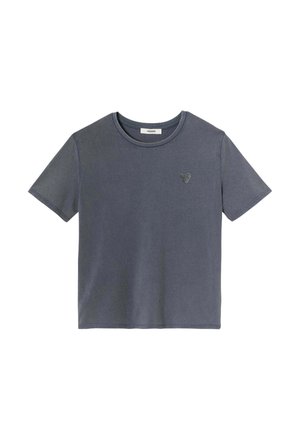 T-shirt en coton gris avec un col rond, des manches courtes et un petit emblème en forme de cœur sur la poitrine. Texture lisse, coupe décontractée.