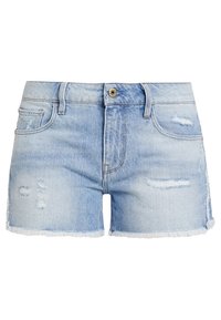 Pantalones cortos de mezclilla en azul claro, con un dobladillo deshilachado, parches desgastados y un diseño clásico de cinco bolsillos con un cierre de botón dorado.