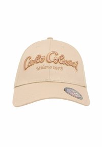 Casquette de baseball beige en tissu avec un logo brodé "Calo Colucci Milano 1978" dans une teinte marron clair. Elle possède une visière incurvée et une sangle ajustable.