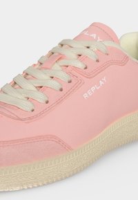 Ροζ αθλητικό παπούτσι με λευκά κορδόνια, υφασμένο μπεζ πέλμα και λογότυπο "REPLAY" στο πλάι και στη γλώσσα.