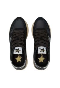 Zwarte sportschoenen met een strak design, gekenmerkt door donkere veters, zilveren accenten en een gouden sterlogo op de binnenzool. Rubberzolen.