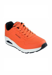 Skechers Sneaker in leuchtendem Orange mit schwarzen Akzenten, strukturiertem Obermaterial, Schnürdesign, gepolsterter Sohle und sichtbarem Air Cushion-Element.