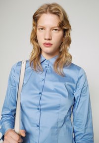 HUGO THE FITTED  - Blusa com botões - medium blue