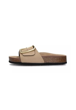 Sandalo scivoloso beige con una fascia larga e un accento in metallo dorato; presenta una suola in sughero naturale e un fondo in gomma nera testurizzata.