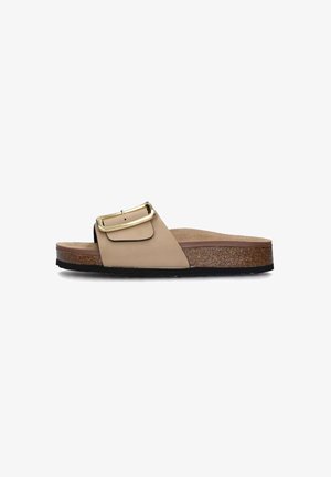 Sandalo scivoloso beige con una fascia larga e un accento in metallo dorato; presenta una suola in sughero naturale e un fondo in gomma nera testurizzata.