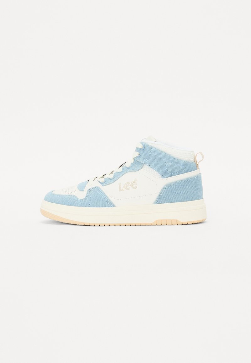 Sapatilhas de cano alto em azul claro e branco, feitas de camurça e malha. Apresentam um logótipo na lateral, atacadores e uma sola de borracha texturizada.