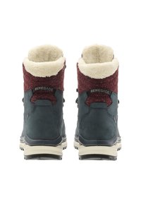 Donkerblauwe wandelschoenen met een bordeauxrode wollen boord, zachte crèmekleurige voering en gestructureerde zolen. Voorzien van zilverkleurige hardware en een logo aan de achterkant.