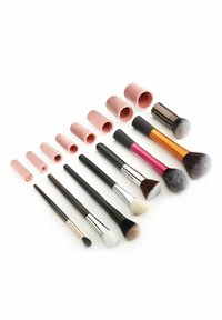 Satt för makeupborstar med olika former och storlekar, med svarta, rosa och metallfärgade handtag; inkluderar silikonborstskydd.