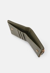 Portefeuille vert olive en cuir texturé, doté de six emplacements pour cartes, d'un compartiment zippé et d'un unique clou d'accent doré.