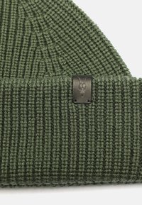 Berretto lavorato a maglia di colore verde scuro, con una texture a coste e un'etichetta in pelle nera con un design a corna. Materiale solido e caldo.