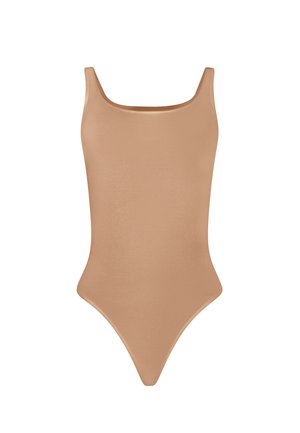 Ærmeløs tan bodysuit med brede skulderstropper og en rund halsudskæring, designet til en tæt, figursyet silhuet.