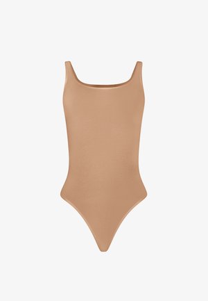 Ærmeløs tan bodysuit med brede skulderstropper og en rund halsudskæring, designet til en tæt, figursyet silhuet.