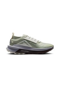 Chaussure de course athlétique vert clair avec semelle blanche et noire, logo triangulaire sur le côté et languette beige au talon.
