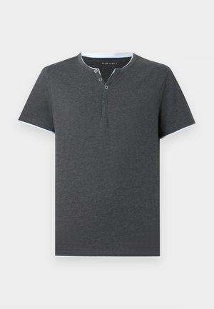 T-shirt Henley gris foncé à manches courtes avec encolure ronde et trois boutons sur la patte de devant, présenté sur fond uni.