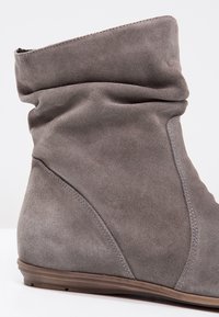 Stiefeletten Boots Kmb Schlupfstiefel KMB Stiefelette Grey/grau