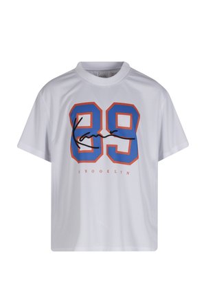 Fehér rövid ujjú póló nagy kék és narancssárga 89-es számmal, fekete absztrakt aláírással fölötte, alatta piros "BROOKLYN" felirattal.