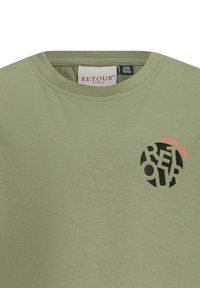 T-shirt in cotone verde oliva con collo rotondo, con una stampa del logo nera sul lato sinistro del petto con accenti arancioni. Texture morbida.