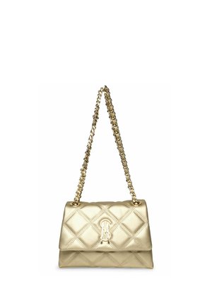 Gouden gewatteerde leren handtas met een kettingriem en een metalen sluiting op een witte achtergrond.