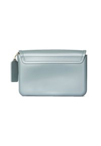Borsa pochette blu chiaro realizzata in materiale liscio, con chiusura a pattina, hardware dorato e un'etichetta staccabile. Forma compatta e rettangolare.