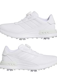 Bijele golf cipele s glatkim sintetičkim gornjim dijelom, koje imaju tri pruge, kotačić za vezanje i đon s iglicama za bolje prianjanje.
