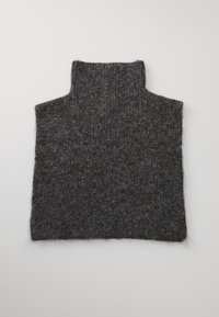 Tamno sivi pleteni vuneni šal bez rukava s visokim turtleneck ovratnikom, položen ravno na bijeloj površini.
