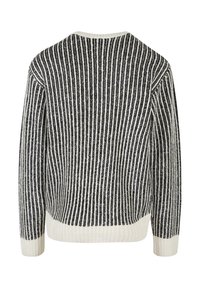 Pull en tricot à rayures noires et blanches, avec un col en V, des poignets côtelés, et un tissu texturé. La vue arrière montre un motif vertical régulier.