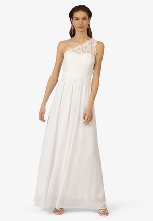 Witte vloerlange jurk met een schouderontwerp, kanten details en een vloeiende chiffon rok. Elegante en eenvoudige silhouet.