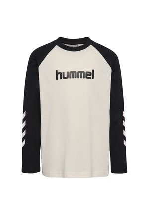 Langärmliges Raglan-Shirt mit cremefarbenem Körper und schwarzen Ärmeln mit weißen Chevron-Streifen und "hummel" Logo auf der Brust.