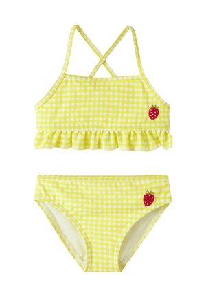 Maillot de bain deux pièces à carreaux vichy jaune et blanc avec haut à volants, bretelles croisées et petites patches fraise rouges sur le haut et le bas.