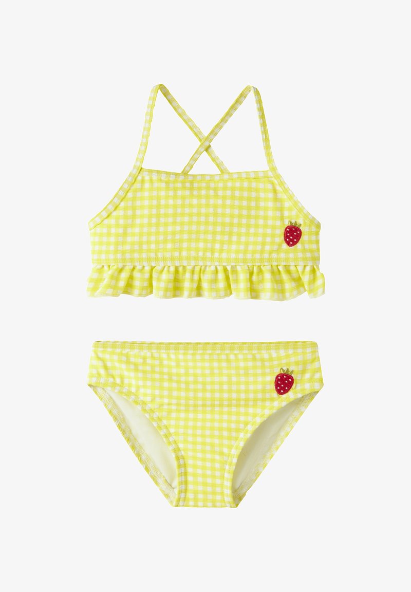 Maillot de bain deux pièces à carreaux vichy jaune et blanc avec haut à volants, bretelles croisées et petites patches fraise rouges sur le haut et le bas.