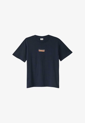 Donkerblauw T-shirt met korte mouwen en een kleine tekst aan de voorkant met de woorden "Dingen om vandaag te doen: Niets doen" in witte en oranje letters.
