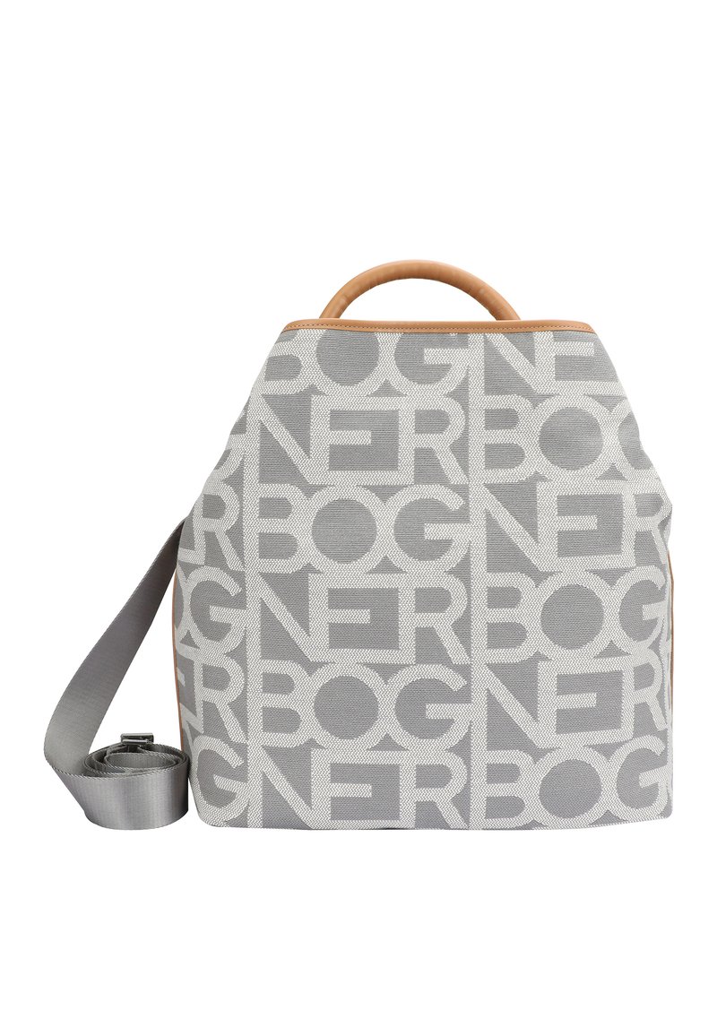 Sac en toile gris avec un motif de logo blanc répété, accents en cuir beige, une poignée supérieure et une bandoulière réglable.