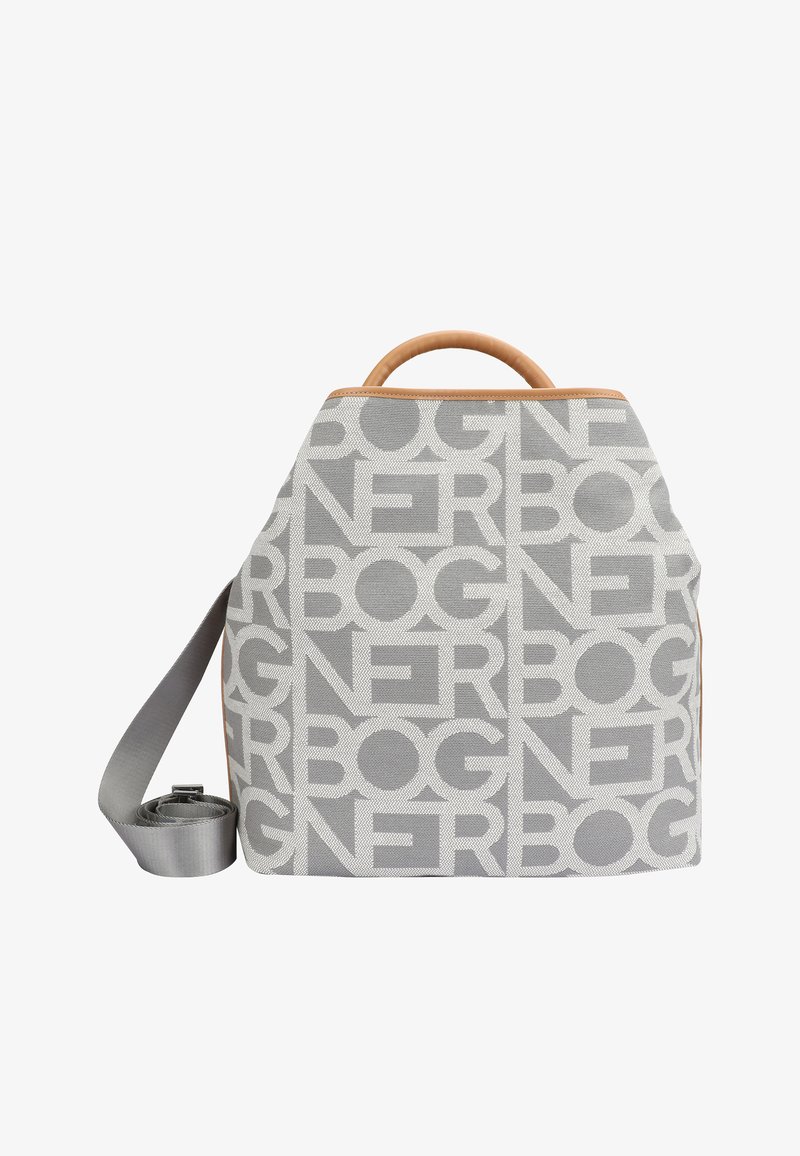 Sac en toile gris avec un motif de logo blanc répété, accents en cuir beige, une poignée supérieure et une bandoulière réglable.