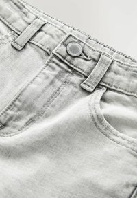 Grau melierte Jeansshorts mit vorderer Knopfleiste, dezenter Textur und aufgenähten Taschen. Der Stoff weist ein weiches, ausgewaschenes Finish auf.