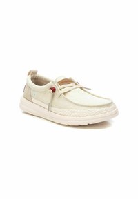 Zapatos casuales de color beige claro con parte superior de lona, suela estilo cuerda, cordones de acento rojo y un pequeño detalle de estrella azul en el lateral.