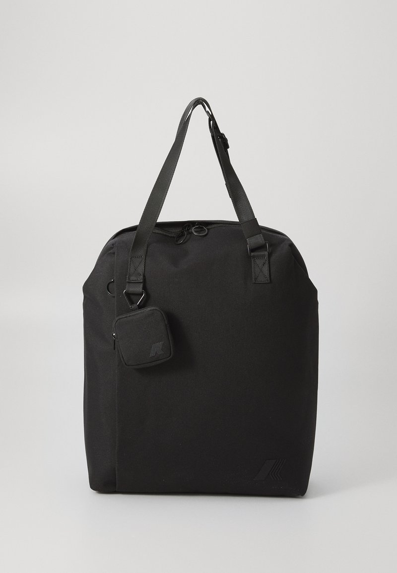 Borsa a spalla in tessuto nero con doppi manici superiori, chiusura con zip e pochette piccola rimovibile. Presenta una superficie testurizzata e un design minimal.