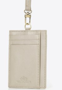 Portafoglio in pelle beige con design verticale, dotato di più tasche per carte, un cinturino da polso e dettagli con logo impresso.