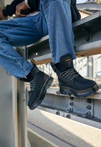 Dr. Martens Bottines à plateau - black