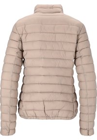 Beige pufferjack met horizontaal gestikte secties, staande kraag, elastische zoom en aansluitende mouwen. Zachte, lichte stoftextuur.