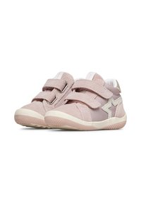 Scarpine per bambini di colore rosa in suede e mesh, con due fasce in velcro, un accento a forma di stella sul lato e una suola in gomma testurizzata.