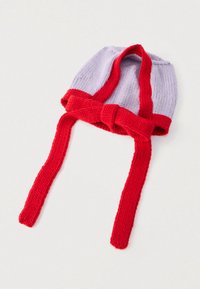 Căciulă tricotată cu partea superioară mov și accente roșii. Are o fundă în față și două curele lungi roșii pentru fixare sigură.