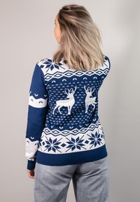 Dunkelblauer Pullover mit Rentier- und geometrischen Mustern in Weiß. Rippbündchen und Saum, weiche Stricktextur, versehen mit Schneeflockenmotiven.