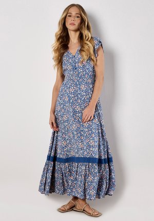 Blaues Blumen-Maxikleid mit kurzen Ärmeln, das eine geraffte Taille, einen ausgestellten Rock und kontrastierende blaue Spitzenakzente am Saum aufweist.
