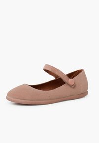 Bailarinas en suave rosa claro con punta redonda, correa ajustable y suela plana de goma. Presentan acentos cosidos.