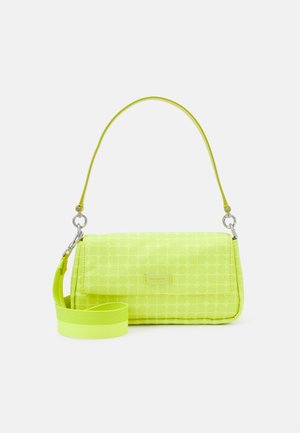 Sac à main jaune néon avec un motif géométrique, de forme rectangulaire, corps élancé, bandoulière réglable et accents en matériel argenté.